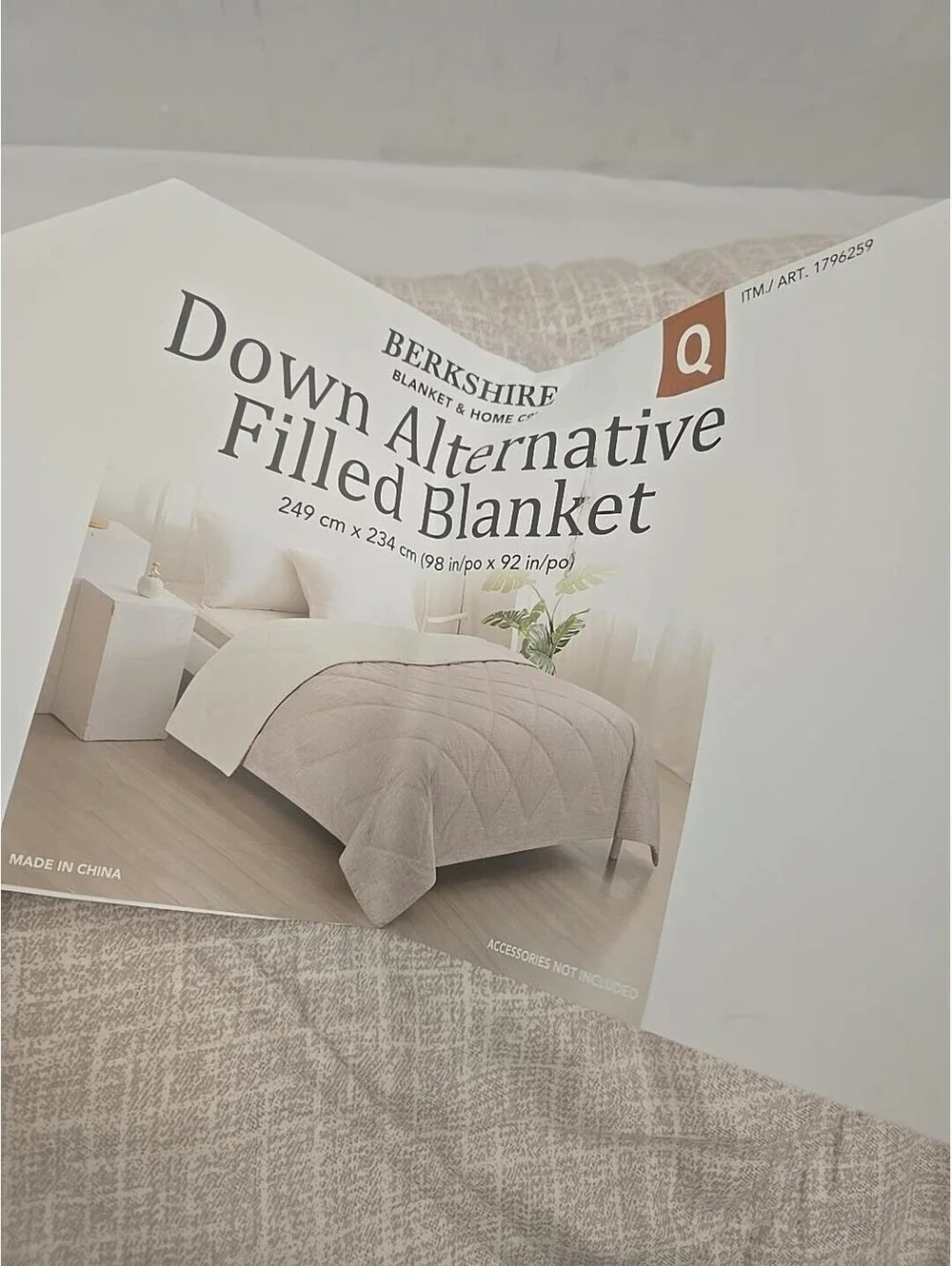 Berkshire Queen Down Alternative Filled Blanket 98 x 92 Beige 100% Polyester